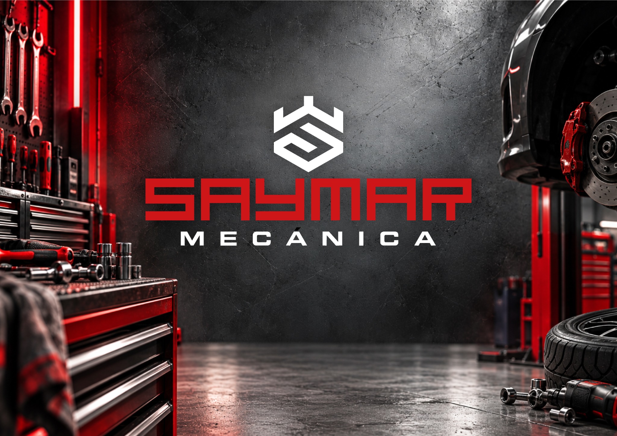 Logotipo de Saymar Mecánica sobre el fondo de un taller mecánico